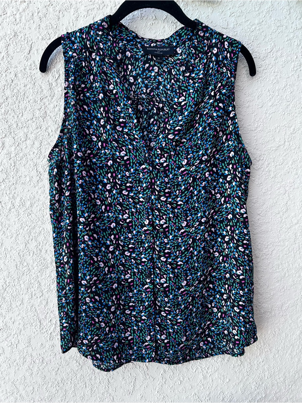 Banana Republic sleeveless multicolored v-neck blouse Size M
